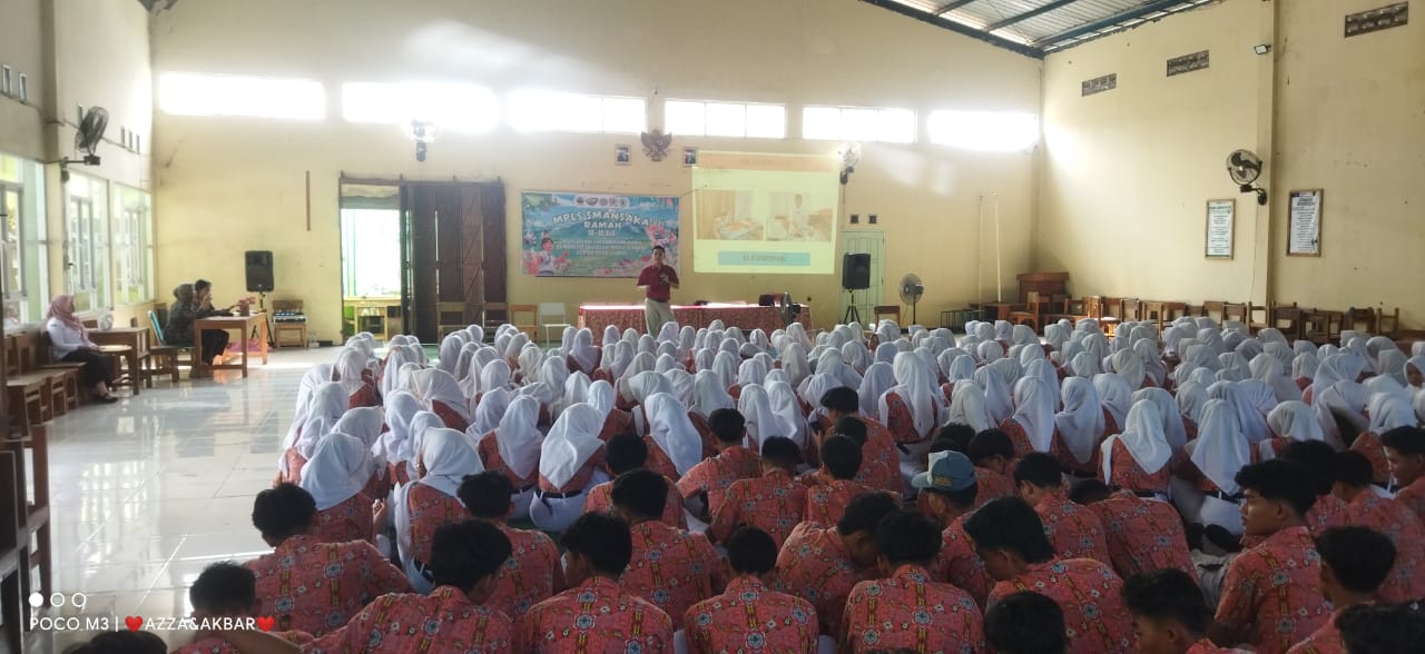 PENYULUHAN KESEHATAN KELAS XII DENGAN TEMA "TAMPIL MENARIK DAN SEHAT DENGAN KOSMETIK YANG AMAN".