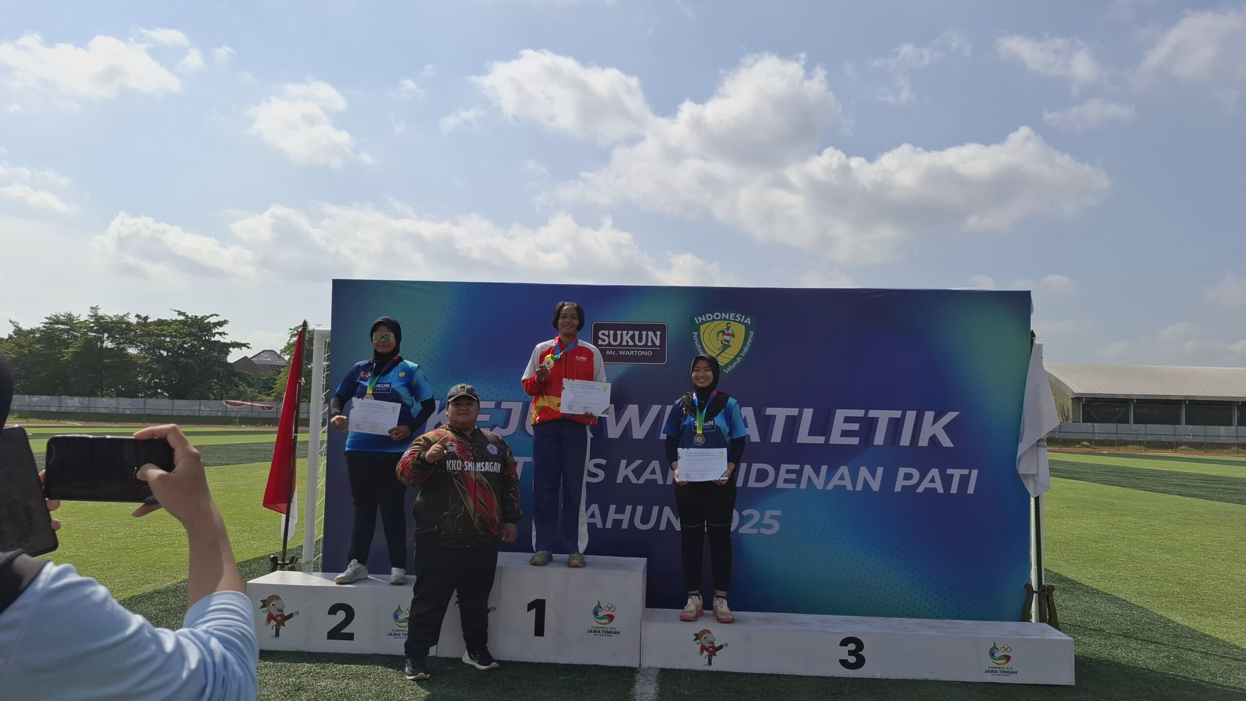 Susi Susilowati Kelas XI-2 Juara 1 Kejurwil Tk Karesidenan Cabor Atletik Tolak Peluru